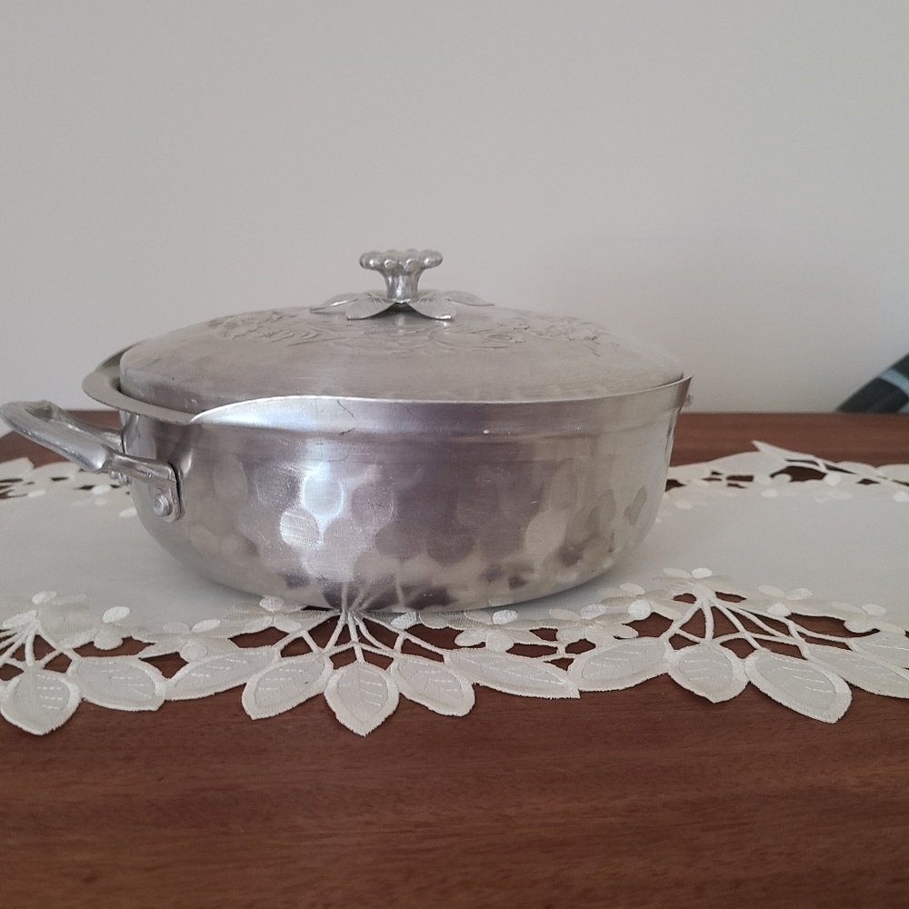 Everlast hammered aluminum casserole dish